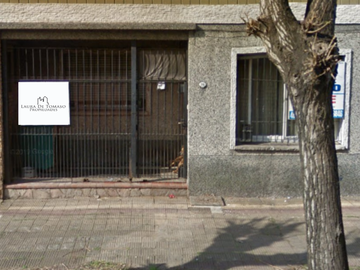 PH 4 AMBIENTES, TIPO CASA, AL FRENTE EN MORON. EXCELENTE OPORTUNIDAD. VENTA URGENTE.