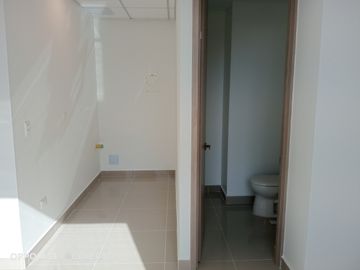 consultorio en arriendo en portal de genoves. Cod A118182