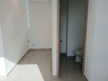 consultorio en arriendo en portal de genoves. Cod A118182