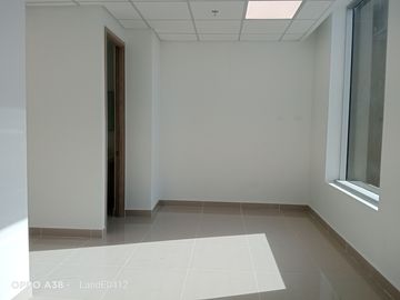 consultorio en arriendo en portal de genoves. Cod A118182