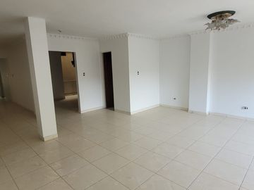 Se alquila apartamento grande 220 mtr2. Cod A23922