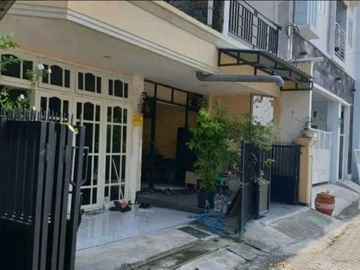 Rumah tenggilis strategis Hadap selatan Row 2 mobil