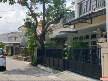 Rumah tenggilis strategis Hadap selatan Row 2 mobil