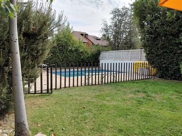 Casa en venta de 4 dorm. en La Dehesa exclusivo condominio