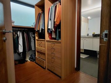 Casa en venta de 4 dorm. en La Dehesa exclusivo condominio