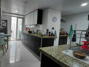 Casa en venta de 4 dorm. en La Dehesa exclusivo condominio