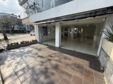 local en arriendo en camino real. Cod A4204