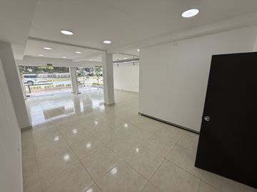 local en arriendo en camino real. Cod A4204