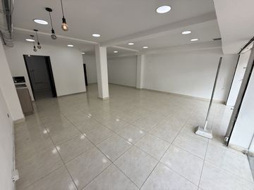 local en arriendo en camino real. Cod A4204