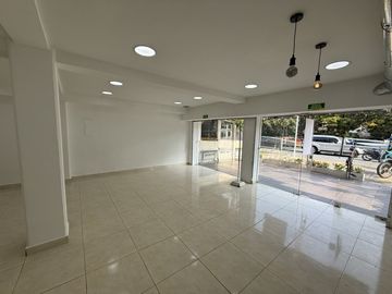 local en arriendo en camino real. Cod A4204