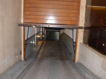 RECOLETA - Piso de Catg. Viv. 24hs. 2 Cocheras Fijas, Baulera, Balcon Aterrazado 3 Dorm (1 en suite), Gran Cocina, 2 Dependencias.