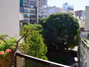 RECOLETA - Piso de Catg. Viv. 24hs. 2 Cocheras Fijas, Baulera, Balcon Aterrazado 3 Dorm (1 en suite), Gran Cocina, 2 Dependencias.