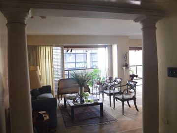RECOLETA - Piso de Catg. Viv. 24hs. 2 Cocheras Fijas, Baulera, Balcon Aterrazado 3 Dorm (1 en suite), Gran Cocina, 2 Dependencias.