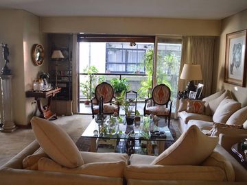 RECOLETA - Piso de Catg. Viv. 24hs. 2 Cocheras Fijas, Baulera, Balcon Aterrazado 3 Dorm (1 en suite), Gran Cocina, 2 Dependencias.