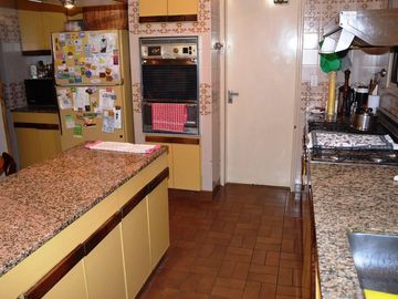 RECOLETA - Piso de Catg. Viv. 24hs. 2 Cocheras Fijas, Baulera, Balcon Aterrazado 3 Dorm (1 en suite), Gran Cocina, 2 Dependencias.