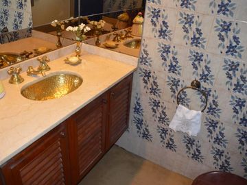 RECOLETA - Piso de Catg. Viv. 24hs. 2 Cocheras Fijas, Baulera, Balcon Aterrazado 3 Dorm (1 en suite), Gran Cocina, 2 Dependencias.