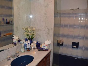 RECOLETA - Piso de Catg. Viv. 24hs. 2 Cocheras Fijas, Baulera, Balcon Aterrazado 3 Dorm (1 en suite), Gran Cocina, 2 Dependencias.