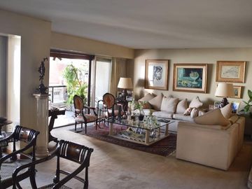 RECOLETA - Piso de Catg. Viv. 24hs. 2 Cocheras Fijas, Baulera, Balcon Aterrazado 3 Dorm (1 en suite), Gran Cocina, 2 Dependencias.