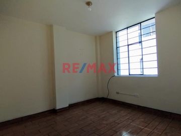 Se alquila acogedor y bien distribuido departamento en el distrito de San Miguel, ideal para quienes buscan comodidad, buena ubicación y espacios bien