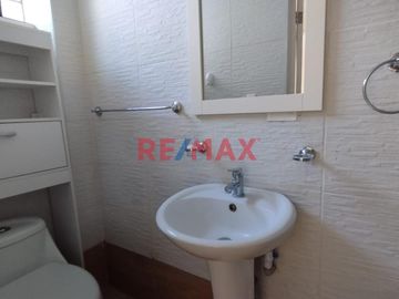 Se alquila acogedor y bien distribuido departamento en el distrito de San Miguel, ideal para quienes buscan comodidad, buena ubicación y espacios bien