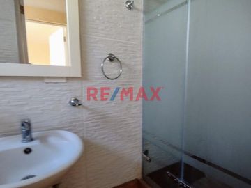 Se alquila acogedor y bien distribuido departamento en el distrito de San Miguel, ideal para quienes buscan comodidad, buena ubicación y espacios bien