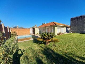 Chalet 3 amb sobre 3 Lotes 850m2  con quincho y Piscina. Los Pinares.