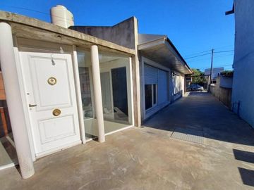 Chalet 3 amb sobre 3 Lotes 850m2  con quincho y Piscina. Los Pinares.