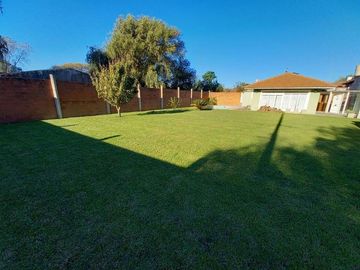 Chalet 3 amb sobre 3 Lotes 850m2  con quincho y Piscina. Los Pinares.