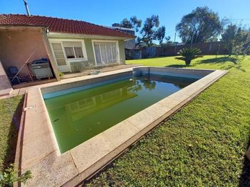 Chalet 3 amb sobre 3 Lotes 850m2  con quincho y Piscina. Los Pinares.