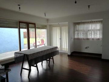 Chalet 3 amb sobre 3 Lotes 850m2  con quincho y Piscina. Los Pinares.