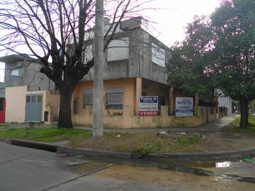 DEPARTAMENTO AL FRENTE EN PLANTA BAJA. A DOS CUADRAS DE AV. ROSALES. SUP. 136 mts2.