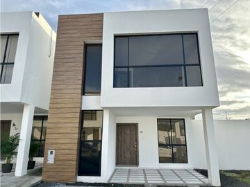 CASAS MODERNA A ESTRENAR EN VENTA EN URB PORTÓN DEL SOL - MANTA