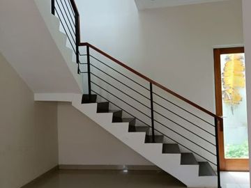 Rumah 2 lantai cibubur depok ada free furniture
