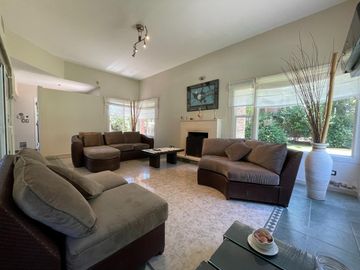 Casa - Barrio Parque Leloir