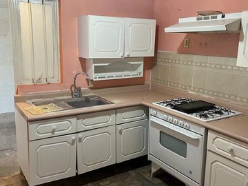 Bonita casa en esquina, amplios espacios !
