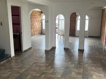 Bonita casa en esquina, amplios espacios !