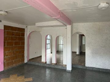 Bonita casa en esquina, amplios espacios !
