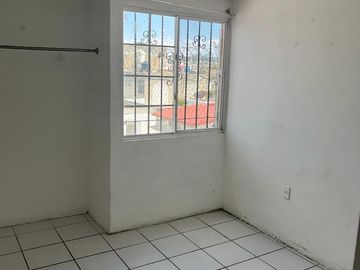 Bonita casa en esquina, amplios espacios !