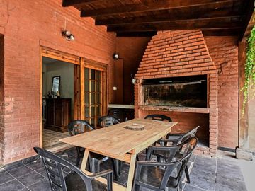 Venta Excelente Chalet C/ Parque, Quincho y Piscina - Boulogne