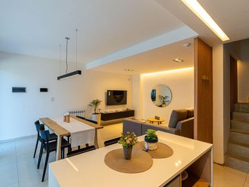 Venta casa de tres dormitorios con parrillero, patio, terraza y  pileta. Rosario, Fisherton