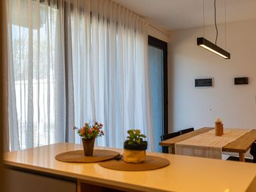 Venta casa de tres dormitorios con parrillero, patio, terraza y  pileta. Rosario, Fisherton