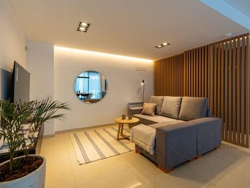 Venta casa de tres dormitorios con parrillero, patio, terraza y  pileta. Rosario, Fisherton