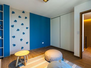 Venta casa de tres dormitorios con parrillero, patio, terraza y  pileta. Rosario, Fisherton