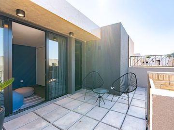Venta casa de tres dormitorios con parrillero, patio, terraza y  pileta. Rosario, Fisherton