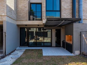 Venta casa de tres dormitorios con parrillero, patio, terraza y  pileta. Rosario, Fisherton