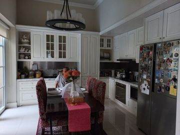 DIJUAL RUMAH MEWAH 2 LT, POOL, SEMI FURNISHED DI VETERAN BINTARO