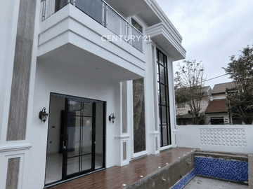 Dijual Rumah Hook Brandnew Samping Taman Dengan Kolam Renang