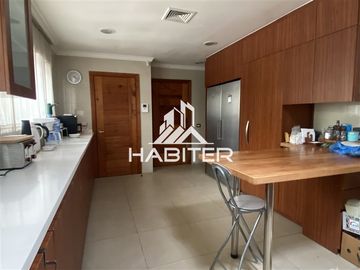 Preciosa casa en venta de 5 dorm. Av.España, Curicó (39740)