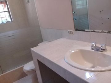 Terreno Plano. Ocasión, Amplia Casa