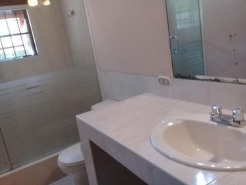 Terreno Plano. Ocasión, Amplia Casa
